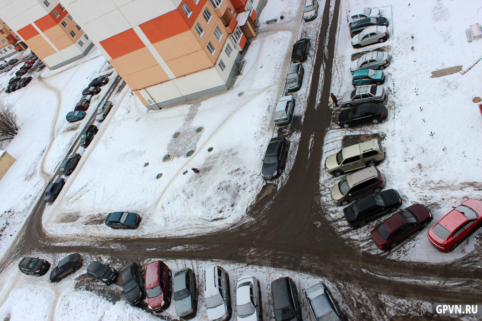 Стоянка автомобилей на пешеходных дорожках, сброс снега на тротуар