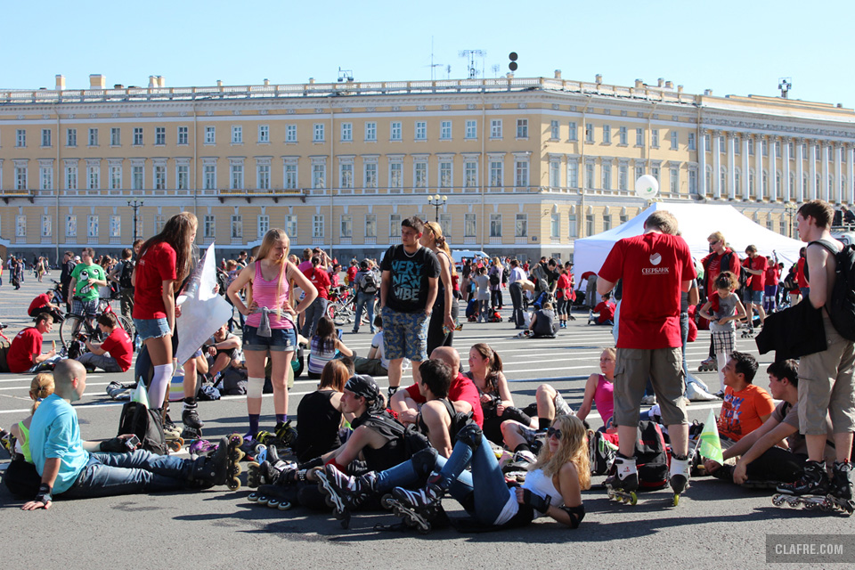 Отдых на Дворцовой площади после пробега