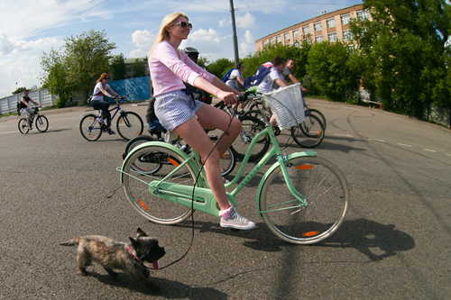 Участница велопарада Let’s bike it! в Единый день велосипедных действий 2012