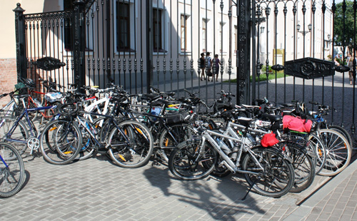 Велосипеды у входа в Новгородский Кремль