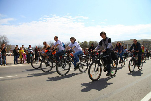 Колонна велосипедистов едет по площади Победы-Софийской