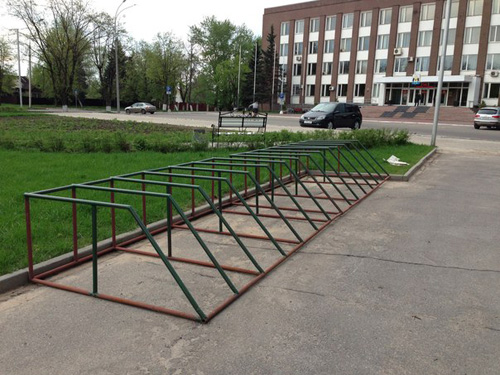 Типичная велостоянка у Администрации Великого Новгорода