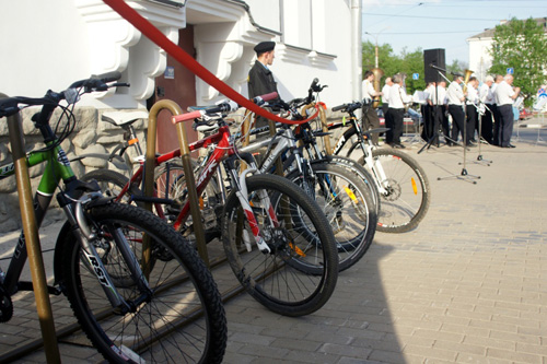 Участники велопробега открыли велопарковку