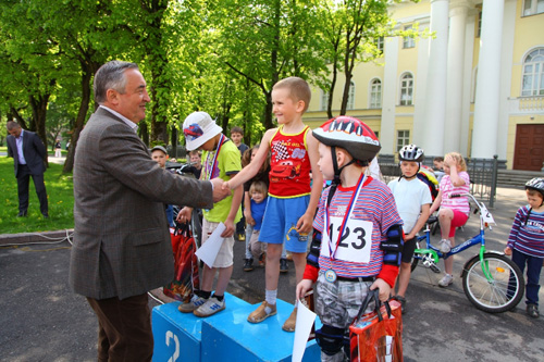 Награждение маленьких участников соревнований «Вокруг колеса»