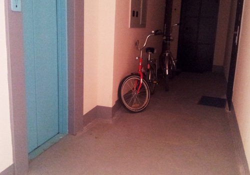 Вынужденное хранение велосипедов на лестничной площадке многоквартирного дома