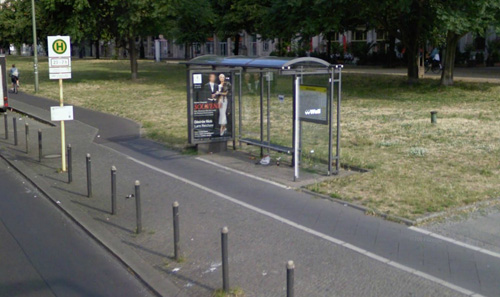 Не очень удачный вариант размещения велодорожки перед остановочным павильоном в Берлине