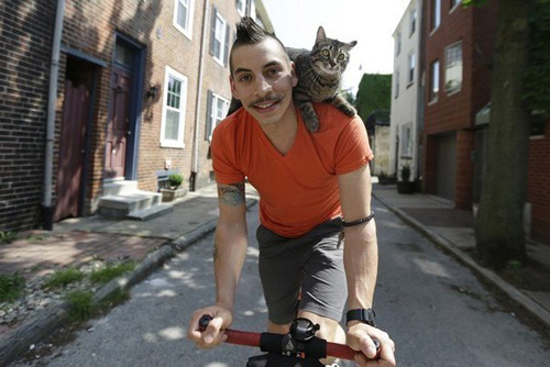 Велосипедист Руди Салдиа и кошка Мэри Джейн