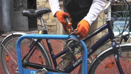 Кража велосипеда с использованием кусачек