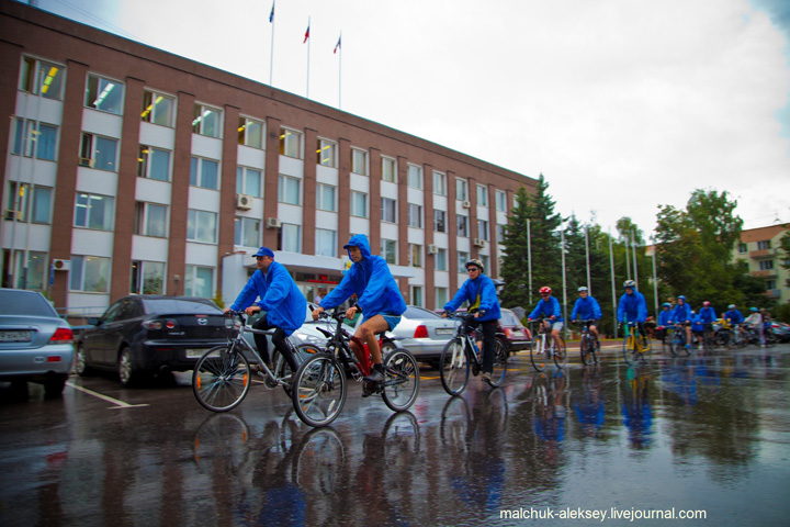 Колонна велосипедистов отъезжает от здания администрации