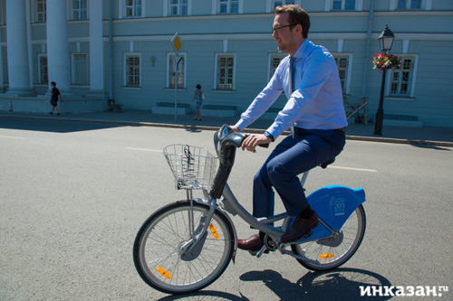 Вице-мэр Казани Оскар Прокопьев прибыл на мероприятие на велосипеде