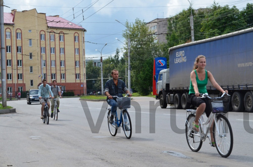 Велосипедисты едут по улице Германа