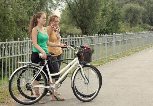Участницы велошколы на Колмовской набережной