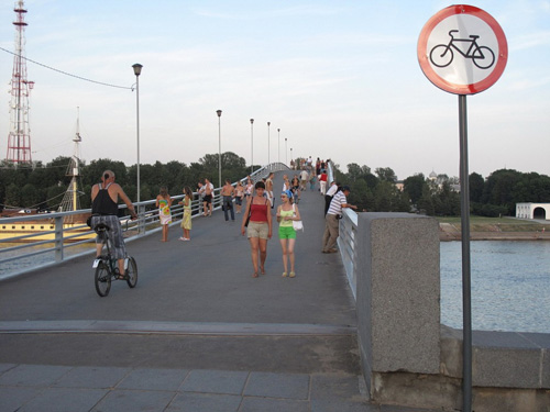 Знак 3.9 «Движение на велосипедах запрещено» на пешеходном мосту в Великом Новгороде