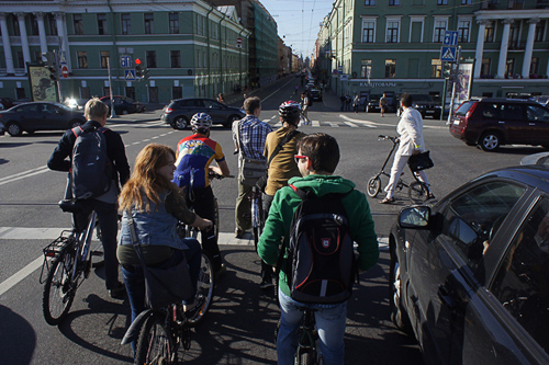 Велоактивисты проехали с чиновниками по центру Петербурга