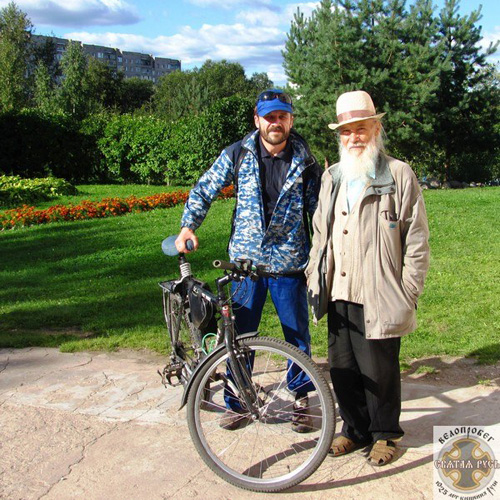 Руководитель велоклуба «Паломник» Сергей Фёдоров и прихожанин Василий Иванович