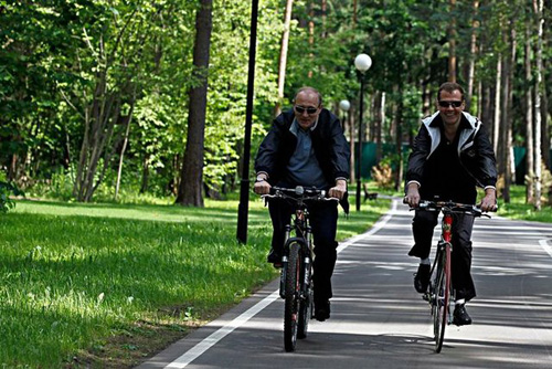 Владимир Путин и Дмитрий Медведев на неформальной велопрогулке