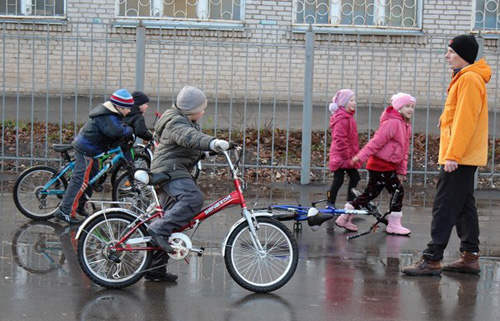 Занятие детской велошколы в скейтпарке