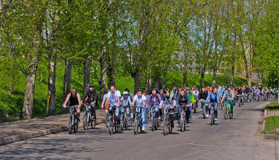 Колонна велосипедистов едет по улице Черняховского