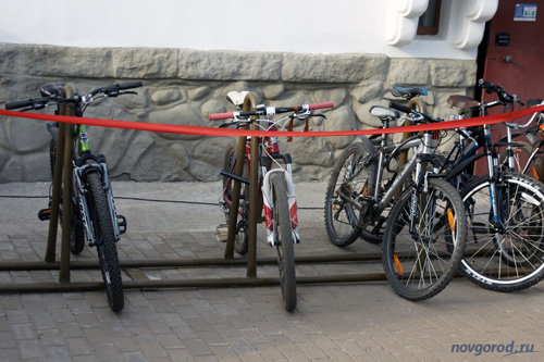 В Великом Новгороде хотят обязать владельцев офисов и магазинов устанавливать велопарковки