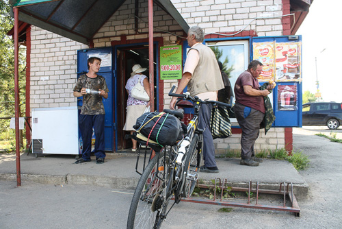 Велопарковка в деревенском магазине