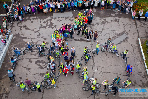 90 школьников составили фигуру велосипедиста