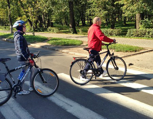 Губернатор и депутат переходят дорогу на велопрогулке