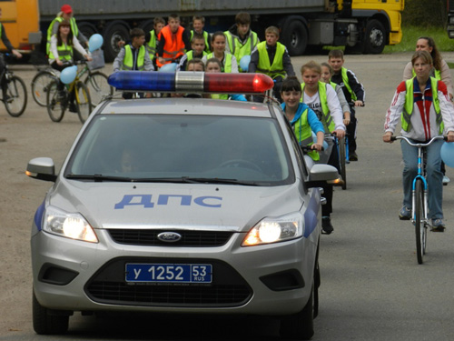 Колонна велосипедистов с сопровождением сотрудников полиции