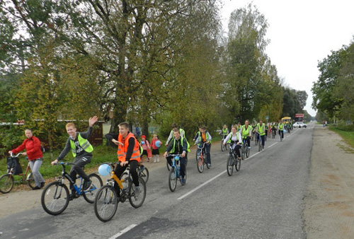Юные велосипедисты преодолели четырехкилометровый маршрут от Новоселицкой школы до деревни Божонка и обратно