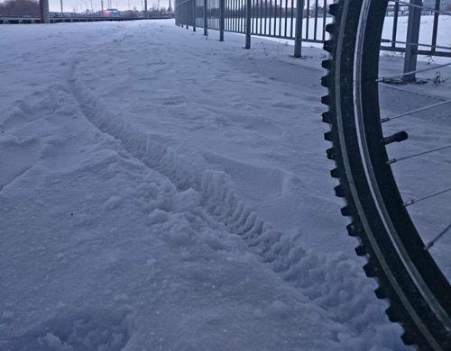 Толщина снежного покрова на велодорожке не позволяет ехать на велосипеде