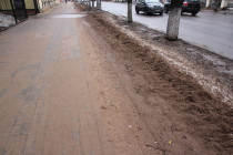 Песок на тротуарах