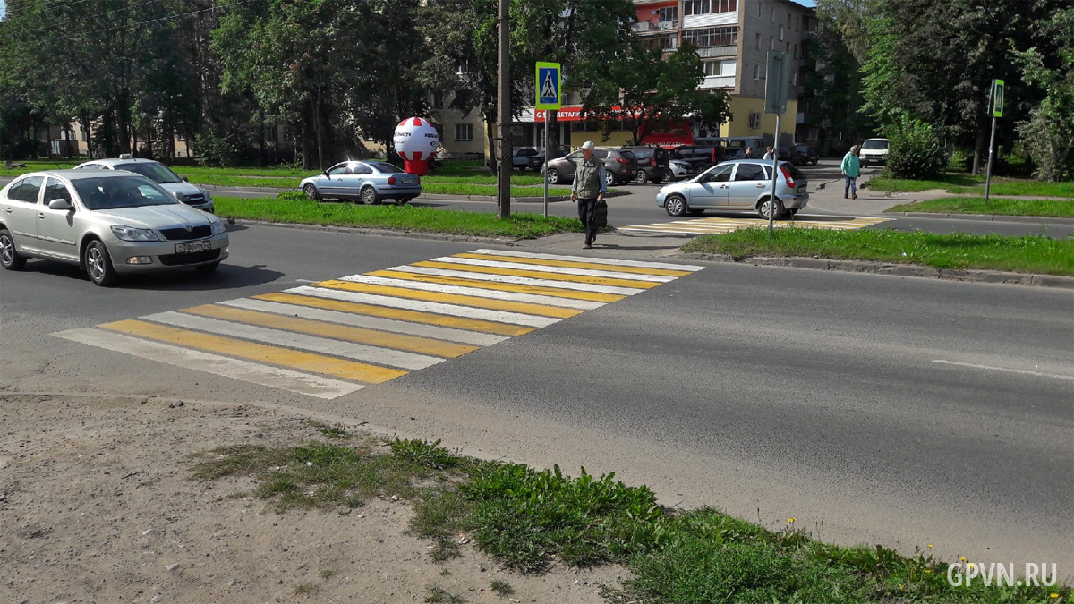 Белая разметка пешеходного перехода. Разметка желто белая. Бело желтая Зебра на дороге. Бело желтая разметка пешеходных переходов. Светофор с лежачим полицейским.