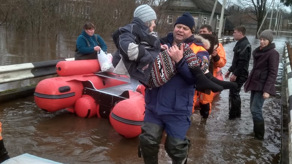 Спасатели эвакуируют людей