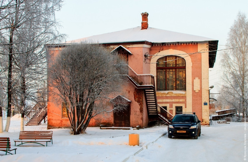 Здание купеческого клуба в Окуловке