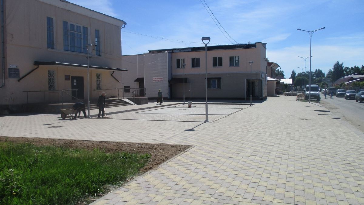 Площадь перед библиотекой