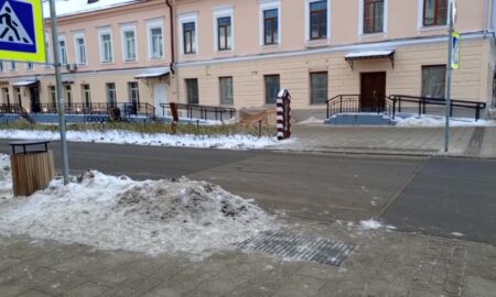 Снежный отвал на переходе на Ильиной улице