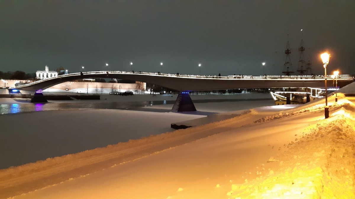 Пешеходный мост с подсветкой