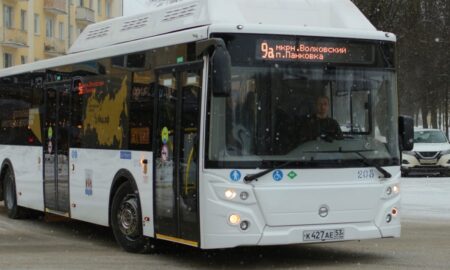Автобус на площади Победы-Софийской