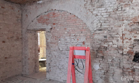 Заложенные арки в стене