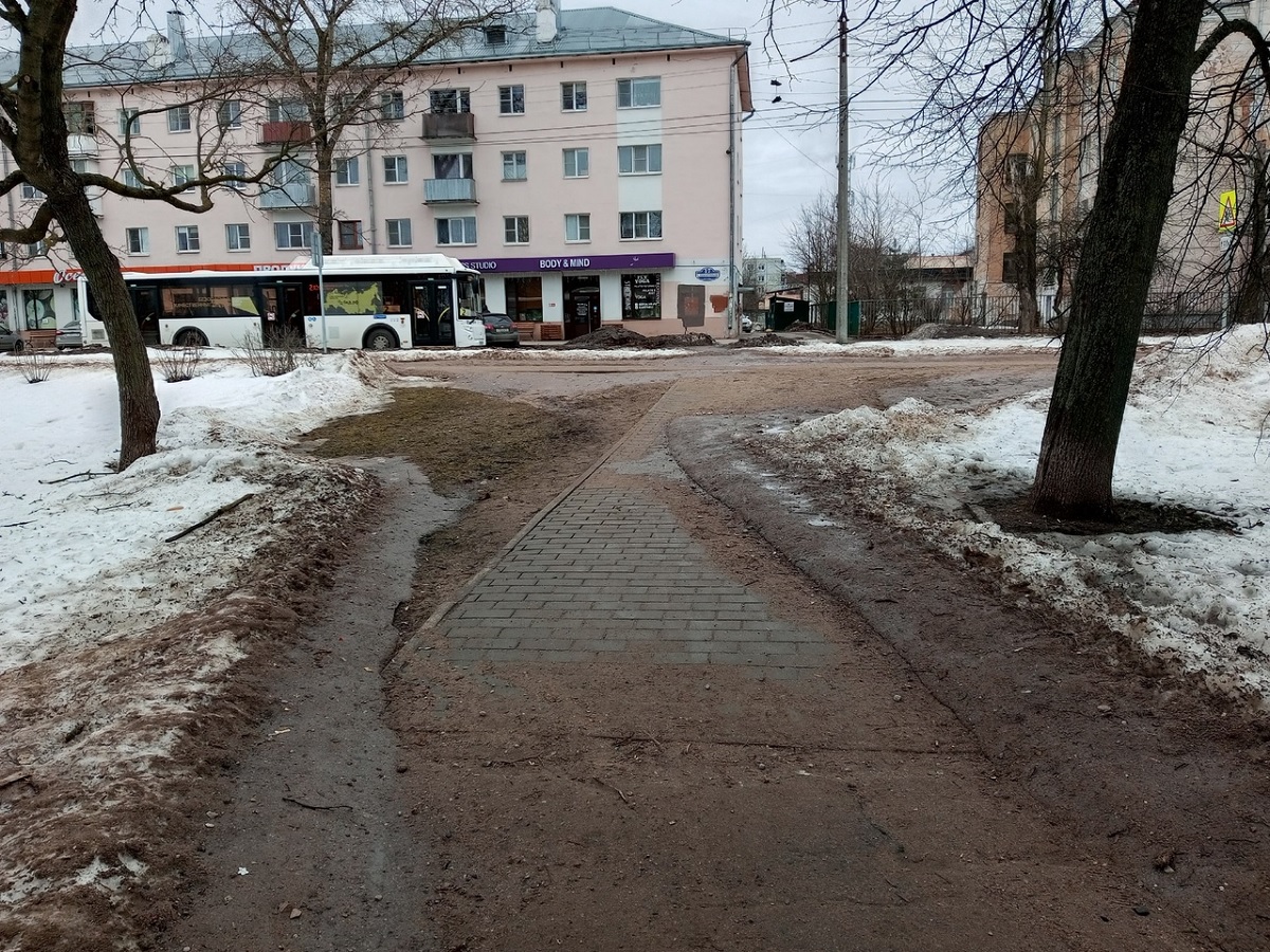 Криво почищенный тротуар