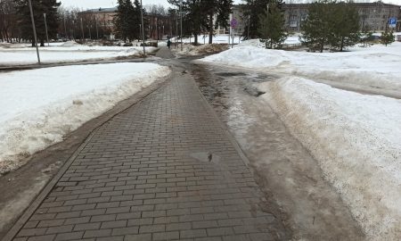 Криво почищенный тротуар