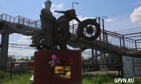 Памятник Виктору Цою в Окуловке