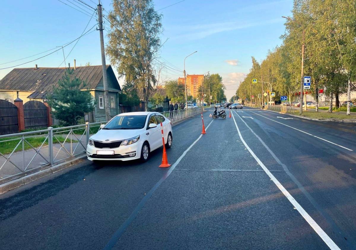 На Псковской легковой автомобиль сбил мужчину на скутере — GPVN.RU