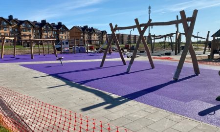 Покрытие детской площадки в парке Псковского района