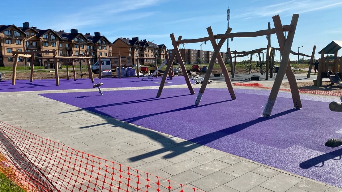 Покрытие детской площадки в парке Псковского района