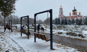 Скамейки на набережной в Старой Руссе