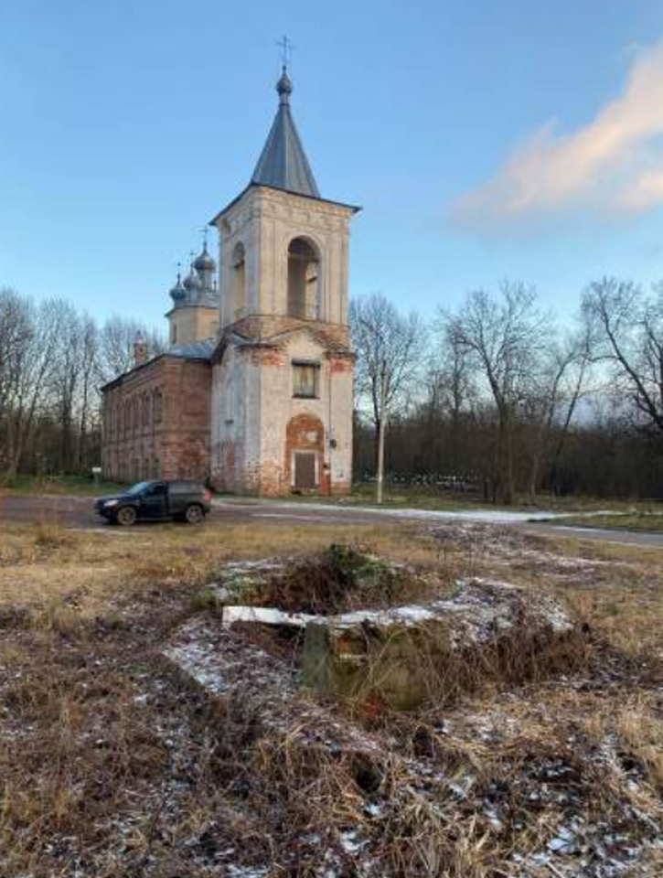 Воскресенская церковь и руины домика священника