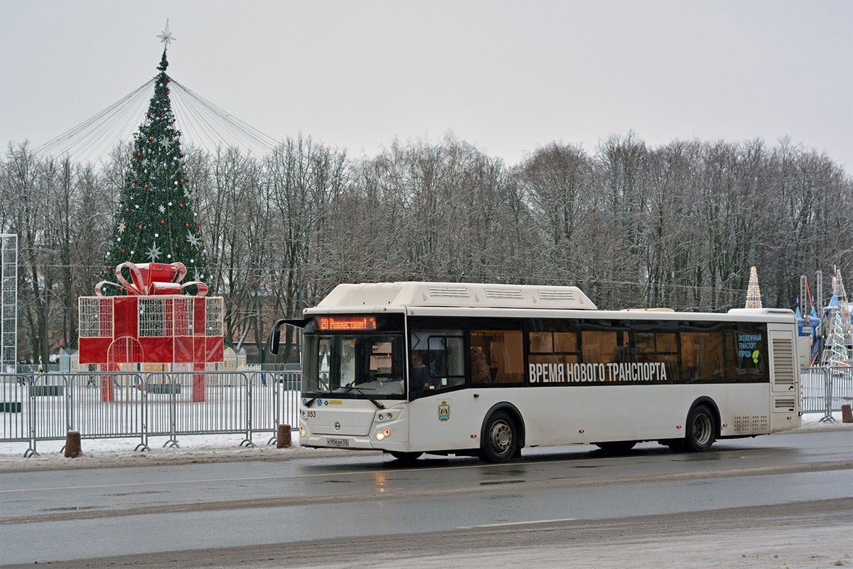 Автобус на площади