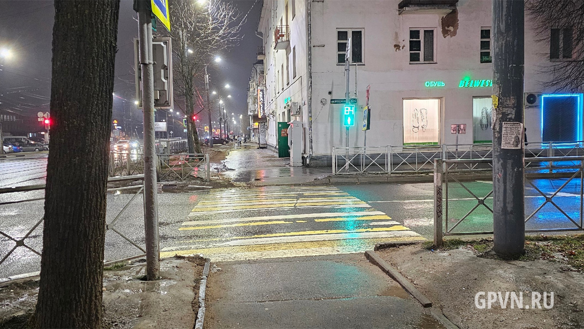 Светофор на пешеходном переходе на Воскресенском бульваре
