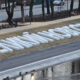 Надпись из бетонных букв на набережной