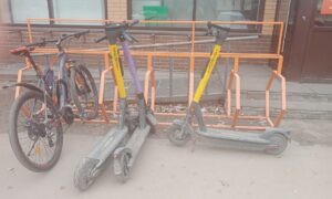 Электросамокаты брошены на велопарковке